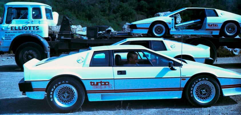 Twee witte Lotus Esprit Turbos op transport naar Korfoe, dummy op truck