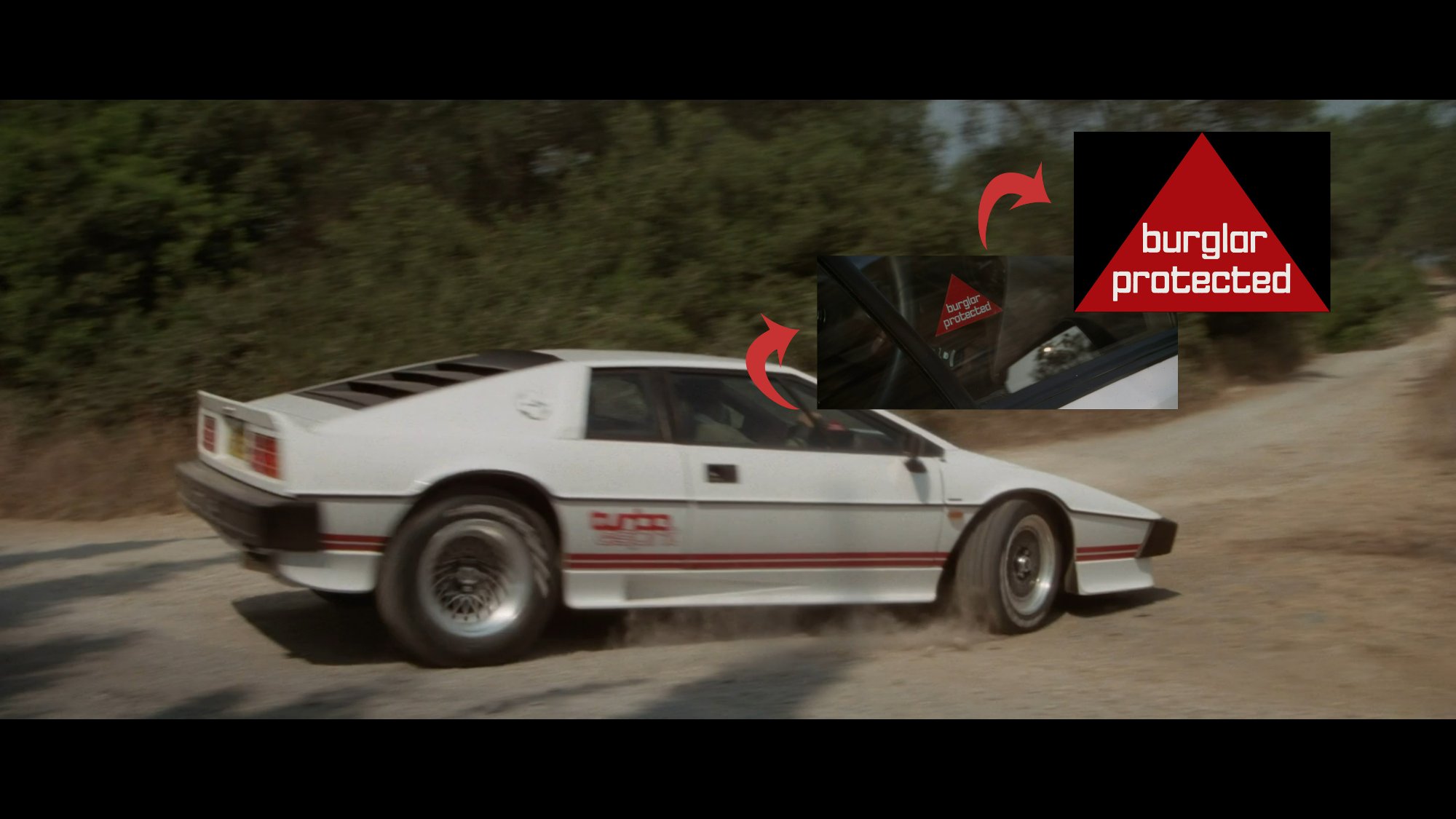 De Burglar Protected sticker op de zijruit van de Lotus Esprit, uitvergroot vanuit een filmframe