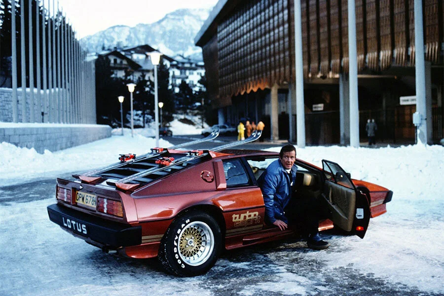 Roger Moore met de Copper Fire Lotus Esprit Turbo OPW 678W in Cortina d'Ampezzo