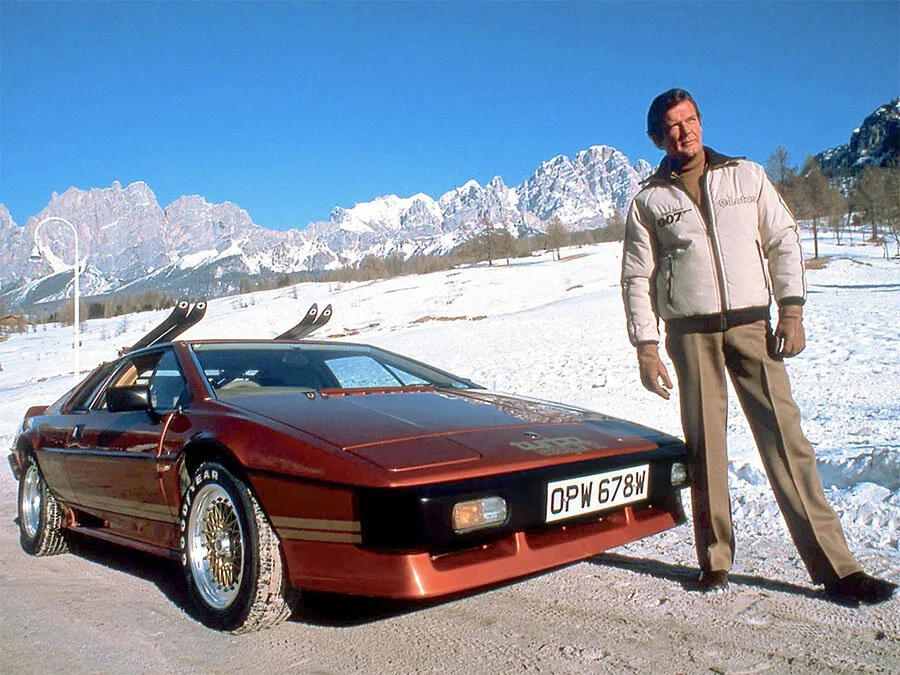 Roger Moore met de Copper Fire Lotus Esprit in Cortina