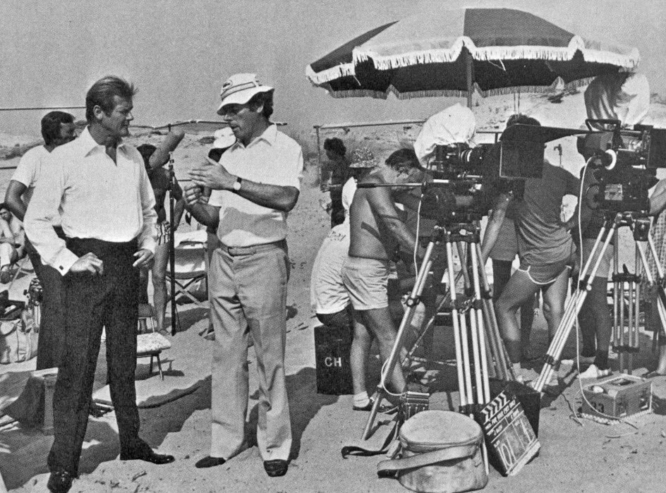 John Glen geeft instructies aan Roger Moore