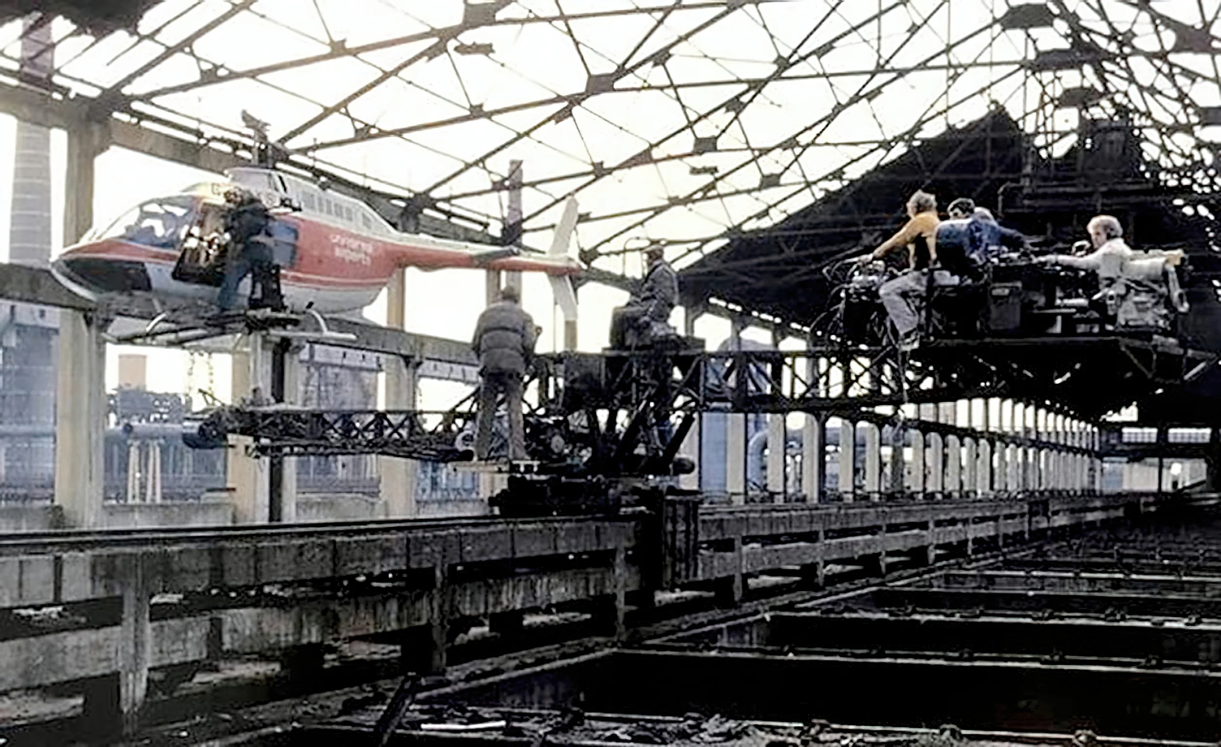 Derek Meddings met de helikopter-rig
