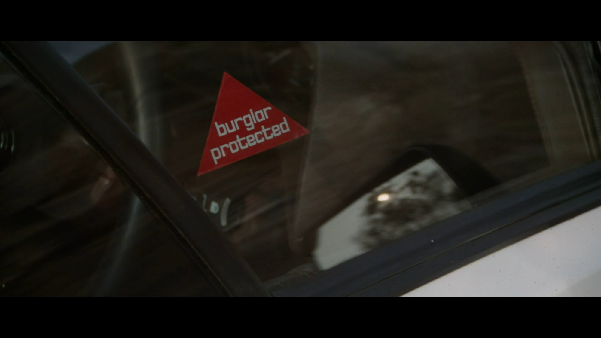 Burglar Protected sticker op de voorruit van de Lotus Esprit