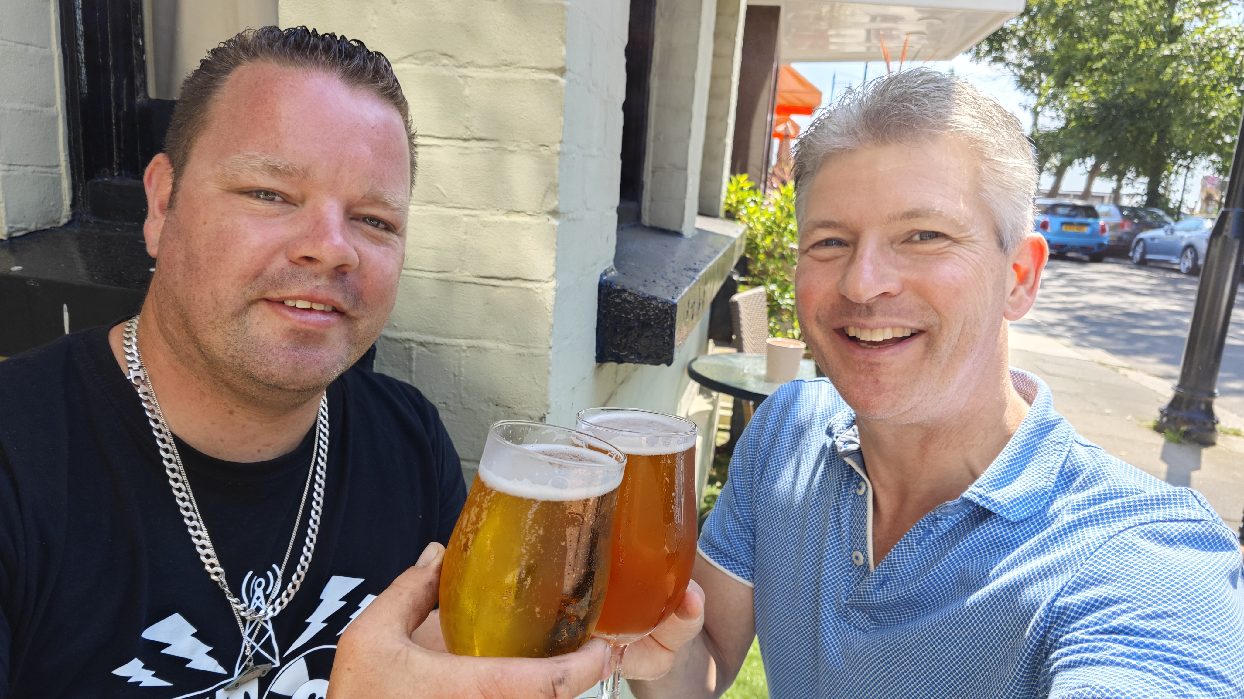 Proost! — Don en Bauke vieren de aankoop in Engeland