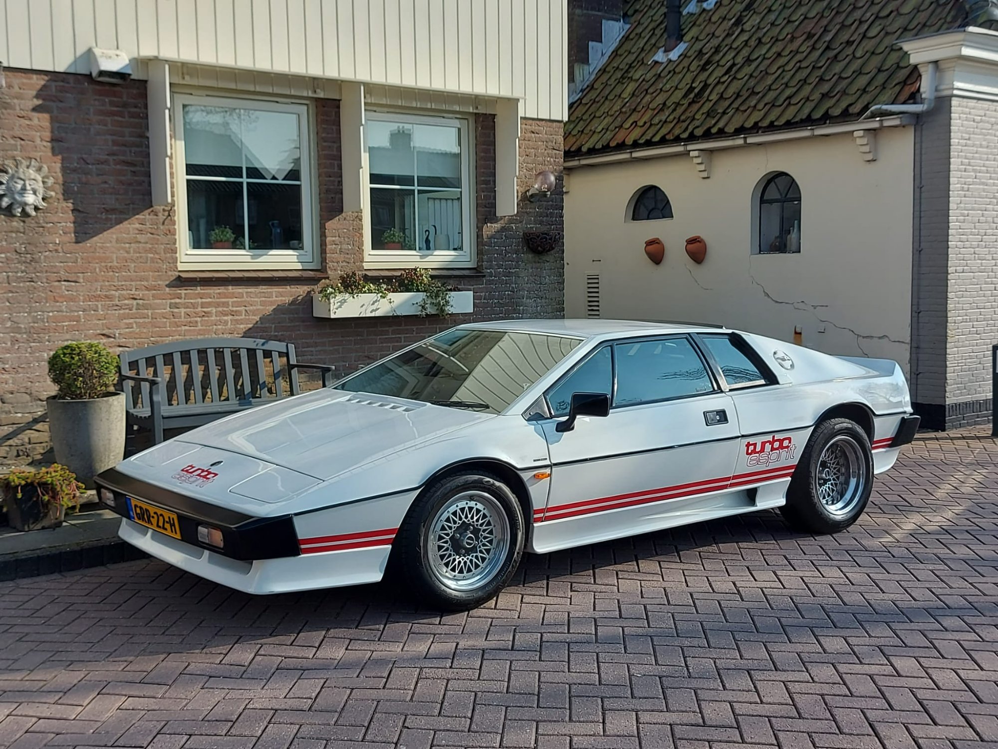 De Esprit op de oprit zonder Goodyear bandenstickers