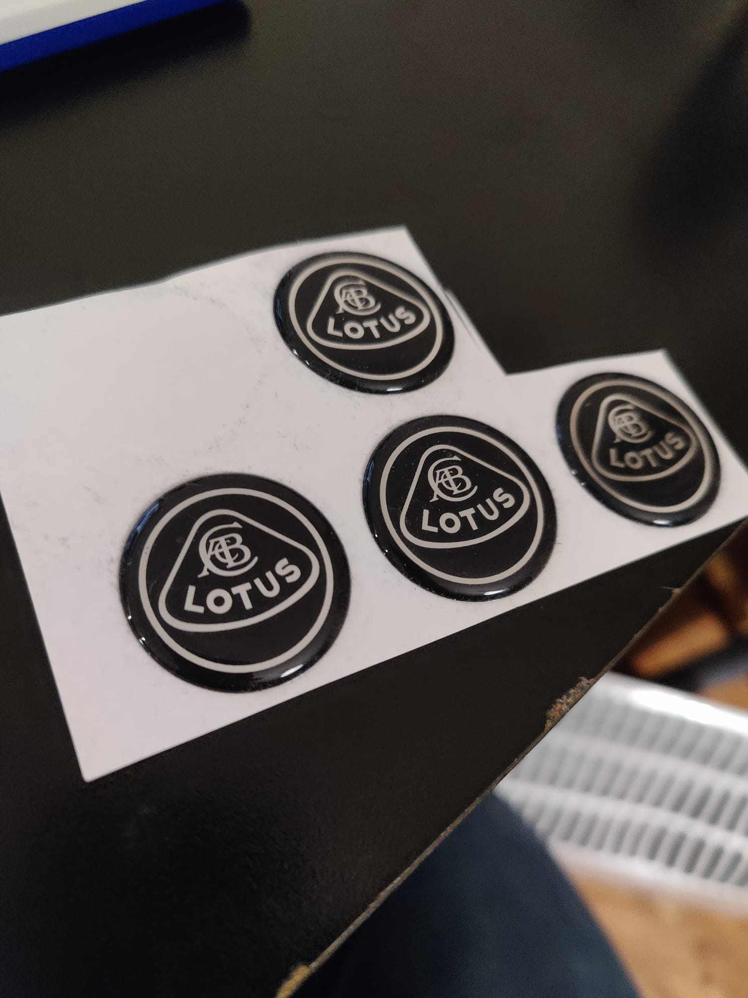 Vier Lotus naafdopstickers klaar voor montage