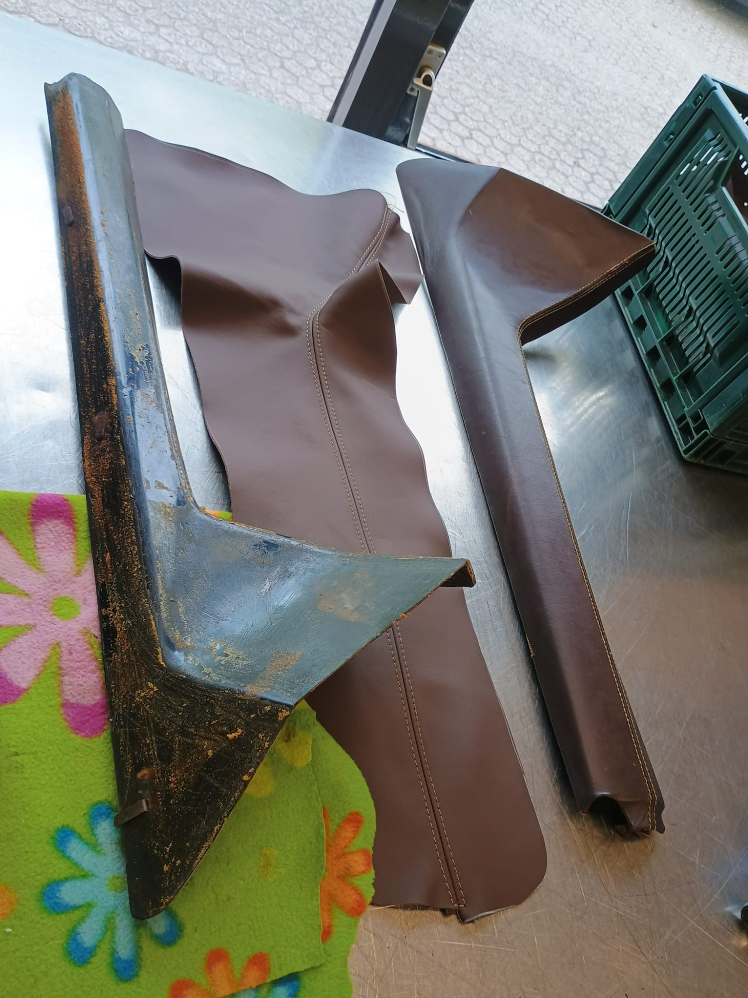 Het gestripte frame naast het nieuwe leerpaneel