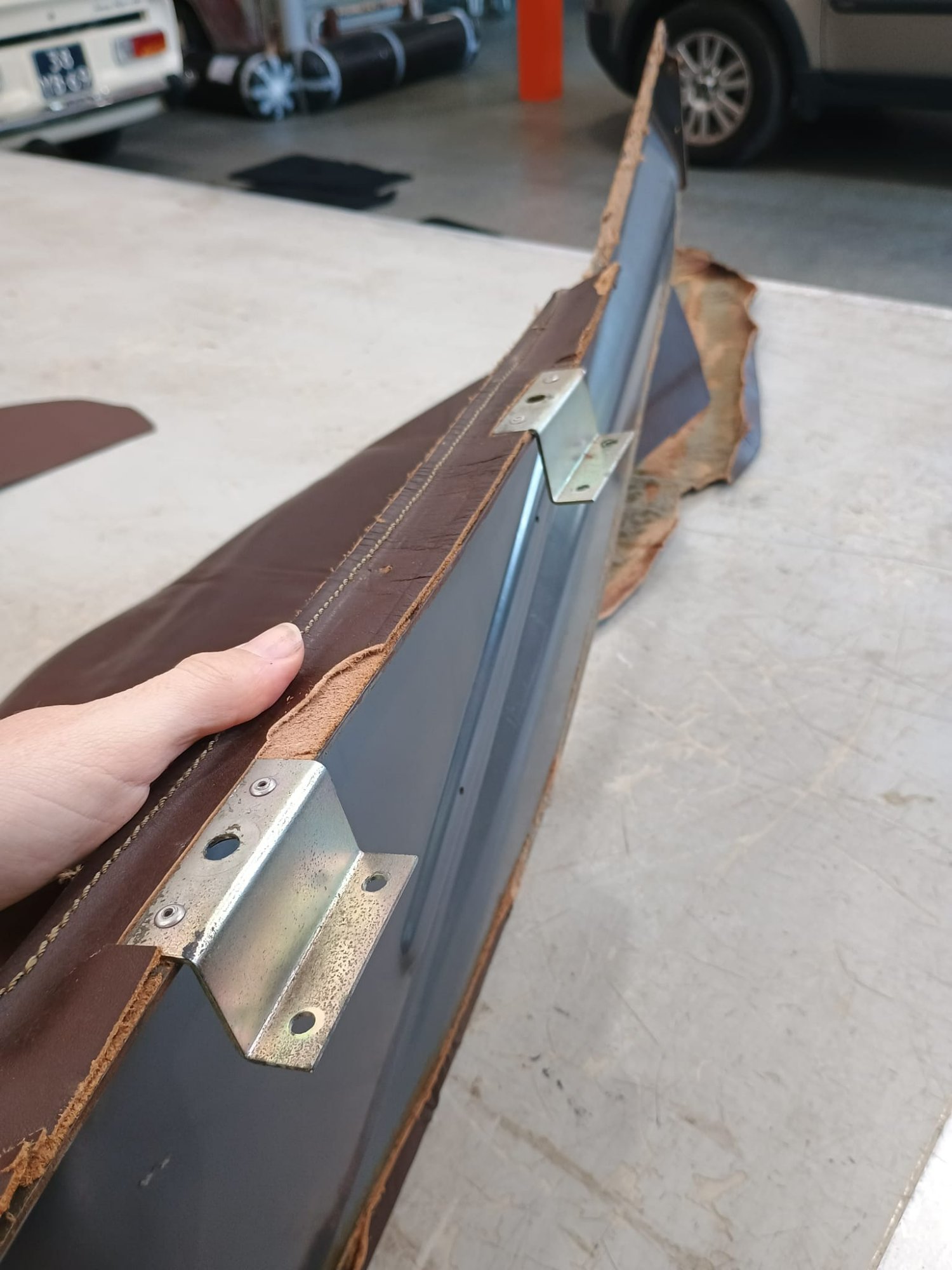 Interieurpaneel met bevestigingsbeugels